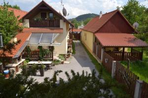 een luchtzicht op een huis met een patio bij Skiprivat in Ružomberok