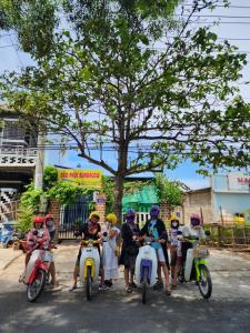 eine Gruppe von Menschen, die auf einer Straße Motorrad fahren in der Unterkunft Bảo Phúc Bungalow- Đảo Phú Quý in Cu Lao Thu