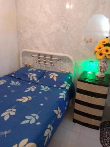 um pequeno quarto com uma cama e uma mesa em Acuarela del Rio H#3 Cerca Aeropuerto y Terminal Habitación privada con baño em Guayaquil