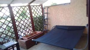 een balkon met een blauwe hoes en een bed bij Marco Simone home in Marco Simone