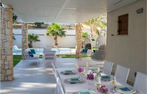 uma mesa de jantar e cadeiras num pátio em Beautiful Home In Alcamo With Private Swimming Pool, Can Be Inside Or Outside em Alcamo