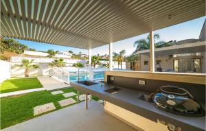 uma vista para a casa a partir do quintal em Beautiful Home In Alcamo With Private Swimming Pool, Can Be Inside Or Outside em Alcamo