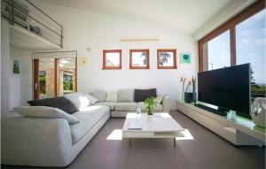 uma sala de estar com um sofá e uma televisão de ecrã plano em Beautiful Home In Alcamo With Private Swimming Pool, Can Be Inside Or Outside em Alcamo
