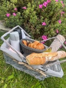a basket filled with bread and a basket of bread at La maison de la Cigale in Forcalqueiret