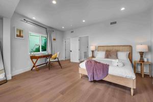 1 dormitorio con cama y escritorio. en Sycamore Villa II, en Los Ángeles