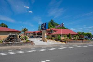 un hôtel situé sur le côté d'une route dans l'établissement Budget Inn Gladstone By OYO - Portland Clackamas, à Gladstone