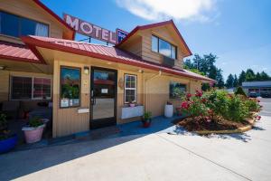 un restaurante con un cartel en la parte delantera en Budget Inn Gladstone By OYO - Portland Clackamas, en Gladstone