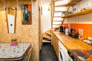 uma pequena cozinha com uma mesa numa pequena casa em CUTE HOUSE IN SOHO - full ac, quiet and unique! em Londres