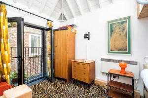 ロンドンにあるCUTE HOUSE IN SOHO - full ac, quiet and unique!のベッド、ドレッサー、窓が備わる客室です。