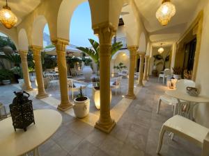 圣维托罗卡波RIAD Comfort Rooms的一间空餐厅,配有桌椅和庭院