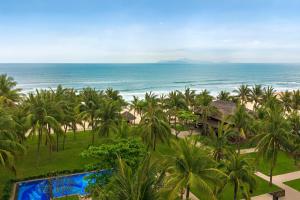 uma vista para a praia a partir da varanda de um resort em Danang Marriott Resort & Spa em Da Nang