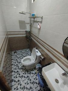 ein Bad mit einem WC und einem Waschbecken in der Unterkunft Bảo Phúc Bungalow- Đảo Phú Quý in Cu Lao Thu