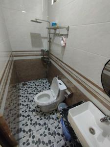 une salle de bains avec toilettes et lavabo dans l'établissement Bảo Phúc Bungalow- Đảo Phú Quý, à Cu Lao Thu 22 autres photos