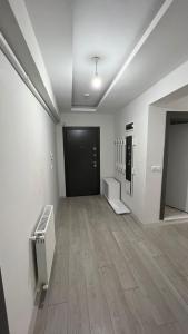 a large room with a hallway with a door and wooden floors at Site içerisinde deniz manzaralı ve sahile yakın otopark sorunu bulunmayan kiralık daire in Fatsa