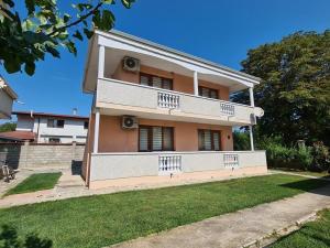 una casa con balcones a un lado en House Varna-2, en Krapets