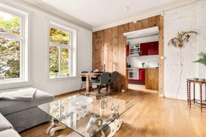 - un salon avec un canapé et une table dans l'établissement Dinbnb Apartments I Characteristic Townhouse with Bathtub, à Bergen