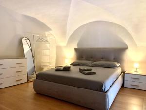 een slaapkamer met een bed in een kamer met gewelfde plafonds bij Almond apartment Catania in Catania