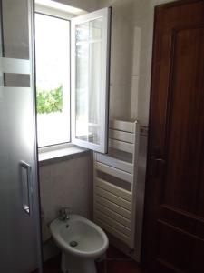 a small bathroom with a sink and a window at Quinta do Pina in Guarda