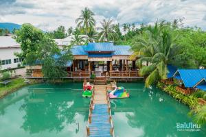 a resort with a dock and boats in the water at ห้างหุ้นส่วนจำกัด บ้านเถ้าแก่ in Ban Muang Baeng