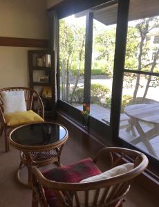 伊豆市にある天城湯ヶ島温泉郷　天城路 のリビングルーム(椅子、テーブル付)、窓が備わります。