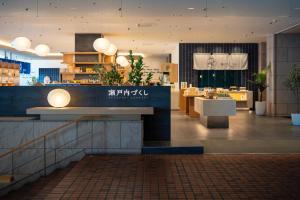 un hall d'un immeuble avec un restaurant dans l'établissement Aki Grand Hotel & Spa, à Miyajima