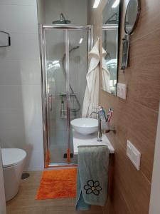 uma casa de banho com um lavatório e um chuveiro em Bonita casa en pueblo pictórico, Ideal para familias, grupos y Buceadores em Cabo de Palos