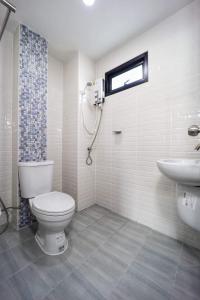 a bathroom with a toilet and a sink at Gasira Green in Ban Tha Kham
