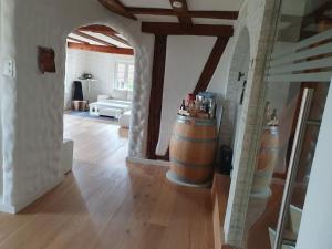una sala de estar con un barril en el medio de una habitación en 3 Bedroom Swiss House on 3 Floors en Oberglatt