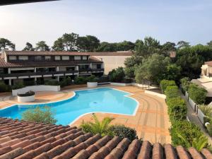 an overhead view of a swimming pool in a building at Appartement plein centre cap ferret in Lège-Cap-Ferret