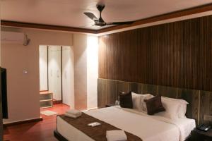 1 dormitorio con 1 cama grande y techo en Hotel Obsidian Blue, en Itānagar