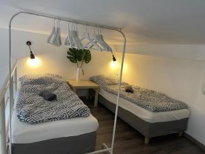 ブダペストにあるEleven Apartmentsのベッドルーム1室(二段ベッド2組、テーブル付)