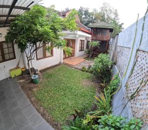 - un petit jardin dans l'arrière-cour d'une maison dans l'établissement Mendiro Griya Syariah, à Ngemplak