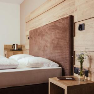 Postel nebo postele na pokoji v ubytování Hotel Leonard