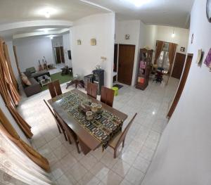 - une vue sur la salle à manger et le salon dans l'établissement Mendiro Griya Syariah, à Ngemplak