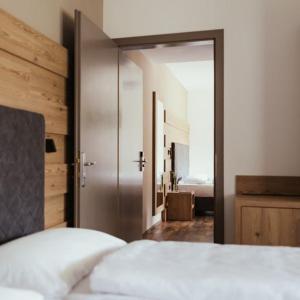 Postel nebo postele na pokoji v ubytování Hotel Leonard