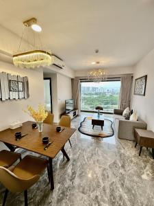 een woonkamer met een tafel en een bank bij Luxury Gold Apartment 86 : D1- Mension , Rooftop Pool - District 1 in Ho Chi Minh-stad