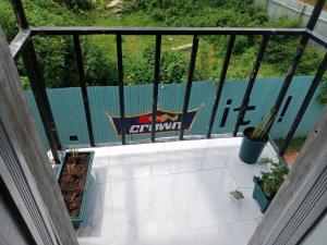 un balcón con una valla y una planta en Zuriel Homes 1 Bedroom apartment, en Kakamega