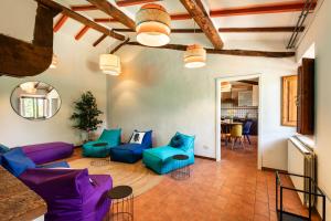 ein Wohnzimmer mit blauen Sofas und einem Tisch in der Unterkunft Selvuccia Lodge - Ostello Agricolo in San Piero a Sieve