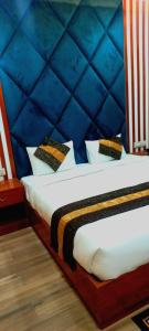Łóżko w pokoju z amerykańską flagą w obiekcie Hotel The Rich Grand Agra w mieście Agra
