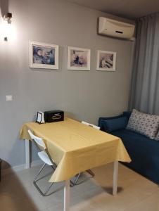 - un salon avec une table et un canapé dans l'établissement Casa do Farol - апартамент с басейн до плажа, à Tchernomorets