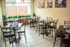 パチューカ・デ・ソトにあるPosada del Ángelのテーブルと椅子が備わるレストラン