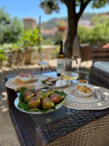 una mesa con platos de comida y una copa de vino en Borgo Dominici, en Ortodonico