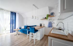 Кухня или кухненски бокс в Beautiful Apartment In Darlwko With Kitchen