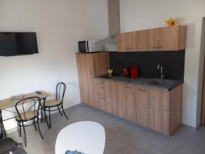 A kitchen or kitchenette at Bienvenue en Provence