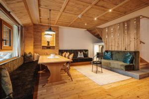 a living room with a table and a couch at Fürthermoar Hideaways in Kaprun