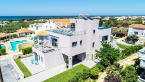 Πισίνα στο ή κοντά στο Naval villa-Panoramic villa with heated pool on the roof