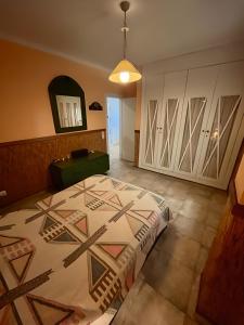 een slaapkamer met een bed en een spiegel aan de muur bij Casa La Calma in Las Palmas de Gran Canaria