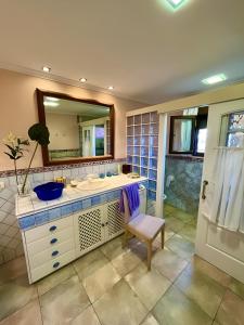 bagno con lavandino e specchio di Casa La Calma a Las Palmas de Gran Canaria