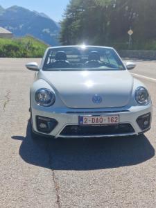 un coche blanco aparcado en un estacionamiento en Chez Danielle, en Malmedy