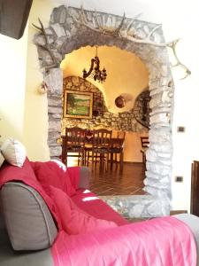 sala de estar con sofá y pared de piedra en Il Borgo della Zittola, en Montenero Val Cocchiara